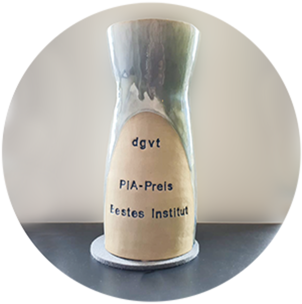 Der Pokal für den DGVT-PiA-Preis für das beste Ausbildungsinstitut
