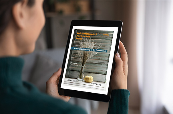 Eine Person hält ein Tablet in der Hand mit der Abbildung der digitalen Ausgabe der Zeitschrift „Verhaltenstherapie &amp; Psychosoziale Praxis‘ (VPP)“